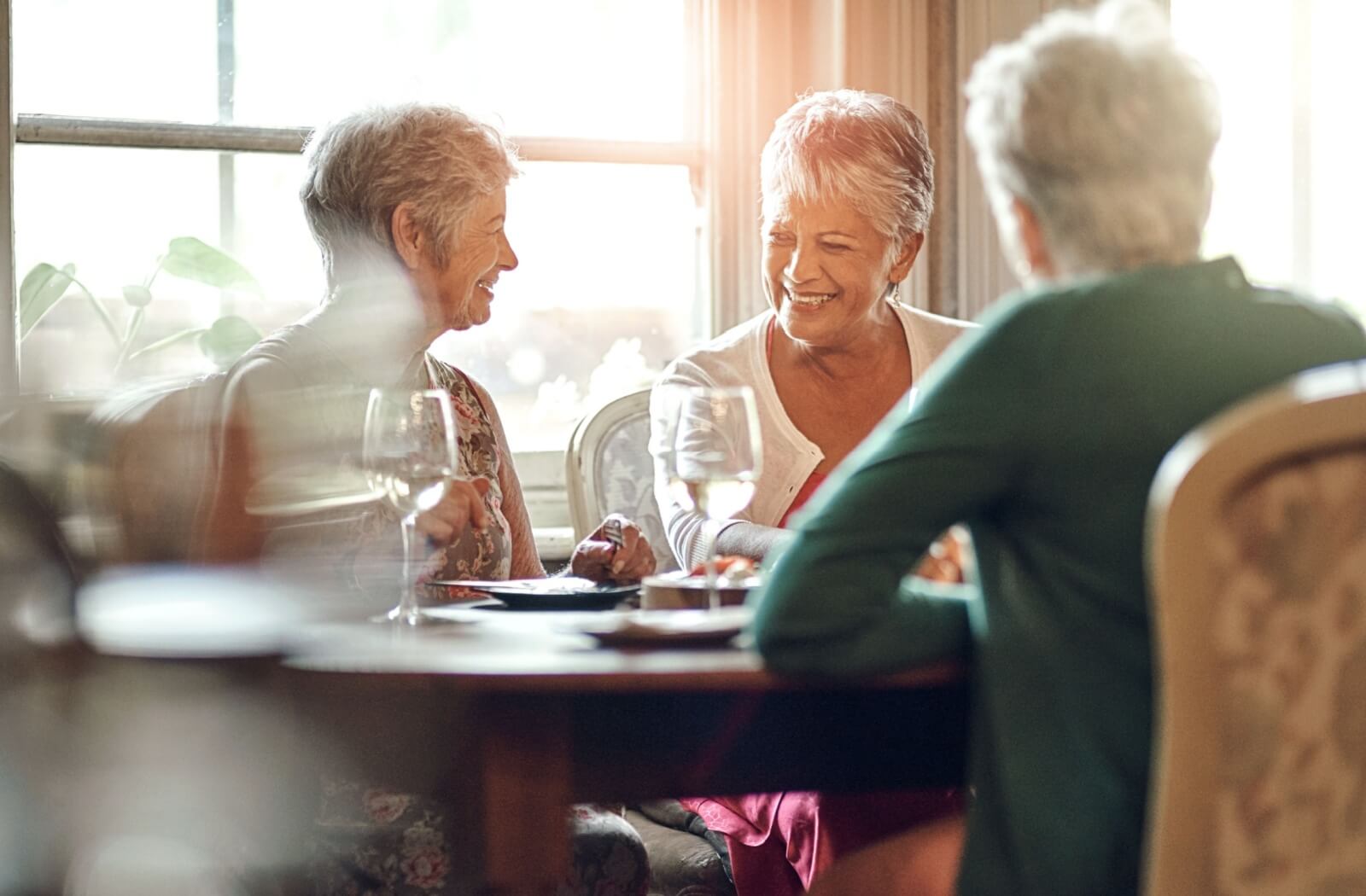 a group of seniors grabbing dinner to cultivate friendship.